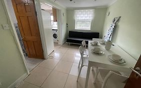 Entire 3 Bedroom Home - Minutes To Emirates Stadium!